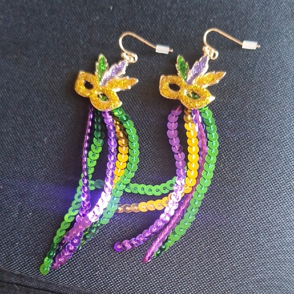 🎭 Mardi Gras Mask Sequin Dangle Earrings – Purple Green Gold – Festive Costume